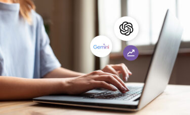 Gestora de pousada usando um notebook com ferramentas de inteligência artificial para apoiar tarefas e decisões da operação hoteleira.